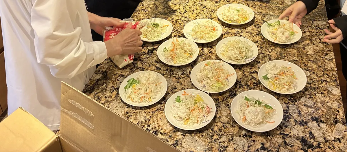 懇親会で、料理を小皿に取り分ける手元