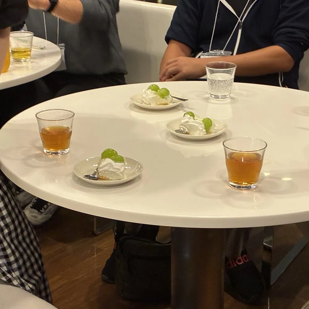 丸テーブルに並んだデザートの小皿とお茶
