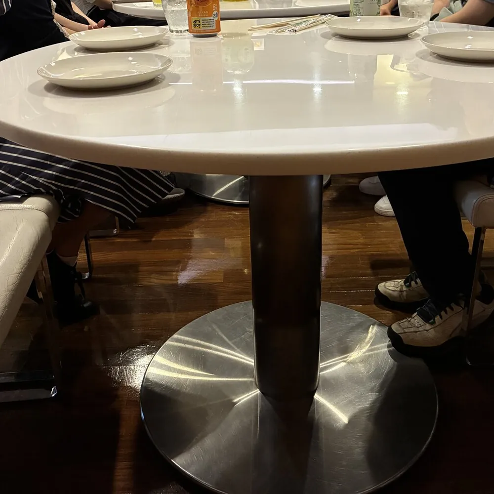 取り皿を並べた、懇親会が始まる前の丸テーブル